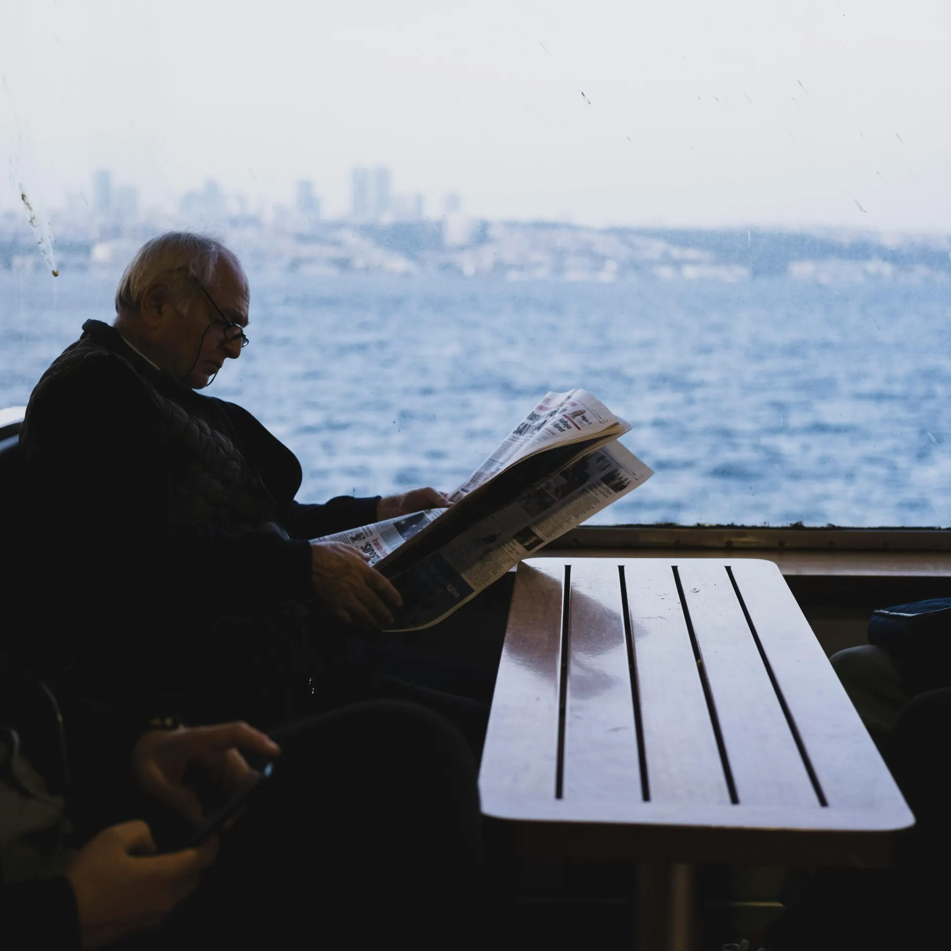 Voyageurs consultant un carnet de route face à la mer