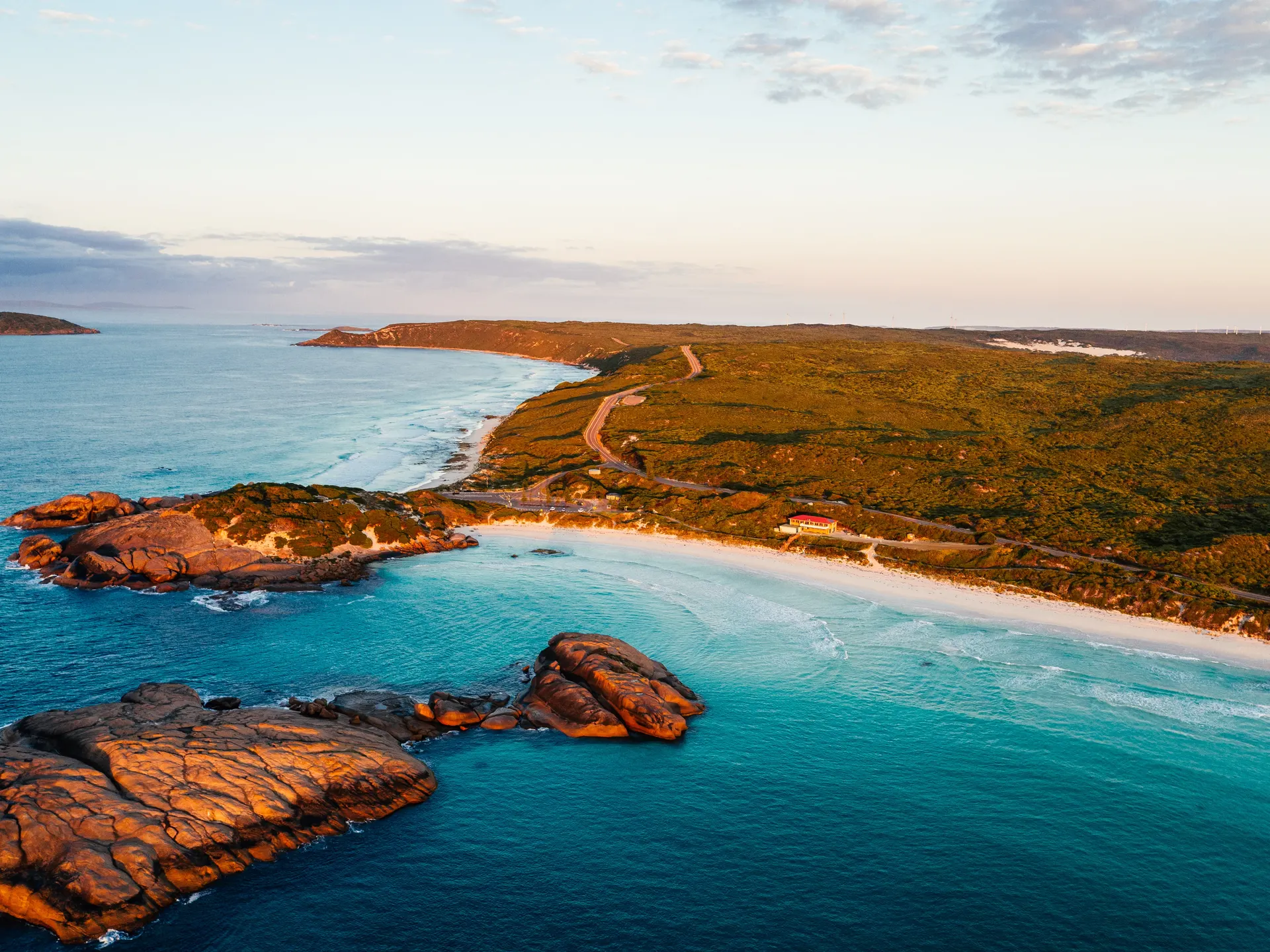 Baie lointaine et étape boutique pour voyage mondial