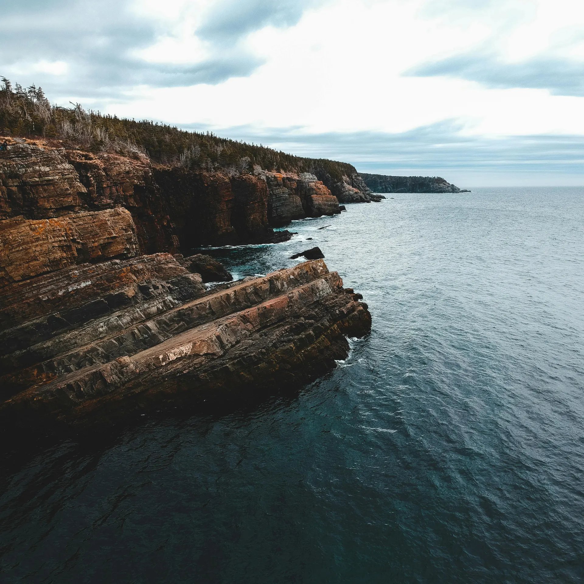 Route atlantique avec falaises et carnet de notes