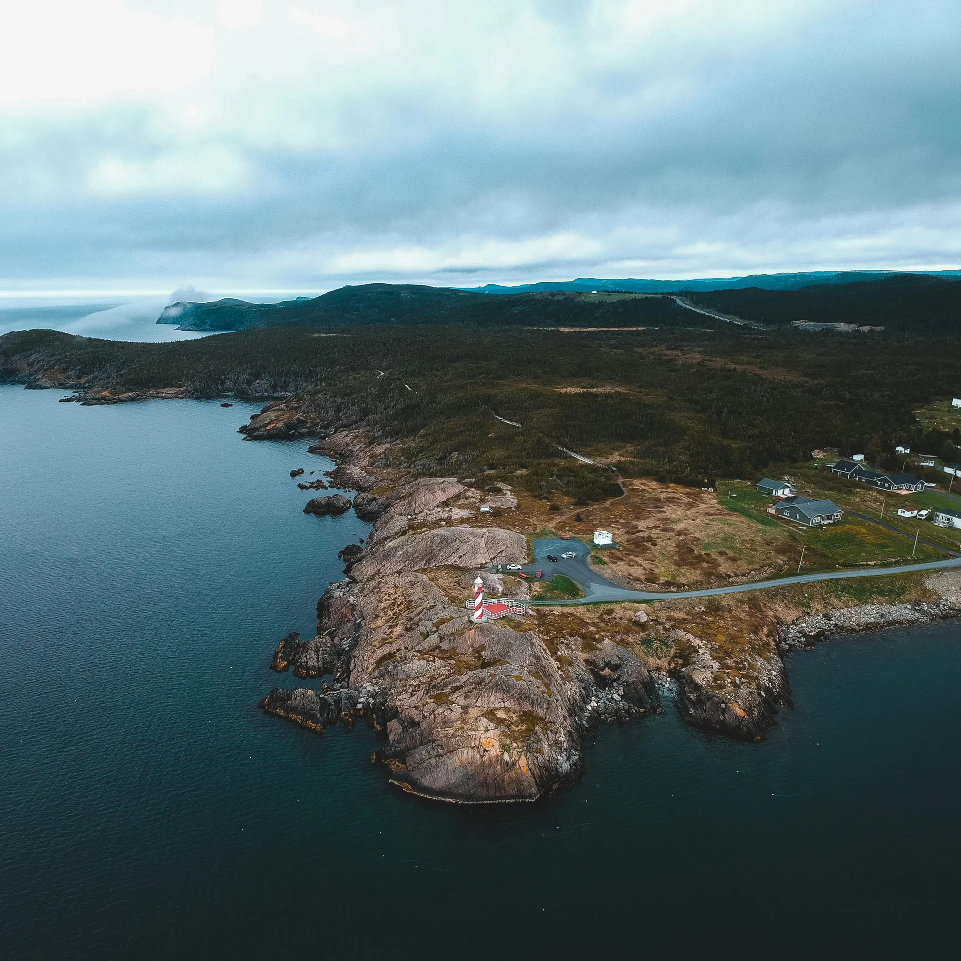 Auberge reculée au-dessus d'une baie lointaine