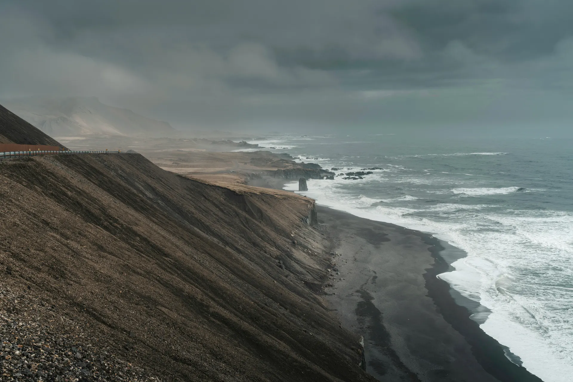 Route côtière dramatique entre falaises et embruns